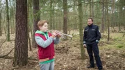 Bei seinen Recherchen erlebt Kai Timmermann  (Mathias Junge, r.) immer wieder Überraschungen. Tim Blaschke (Joris Vorndamm, l.) übt mitten im Wald Trompete. Kann er das Alibi von Jürgen Wiegand bestätigen?