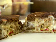 Adam Richman reist auf der Suche nach kulinarischen Perlen durch ganz Amerika. Diesmal widmet er sich Spezialitäten mit viel Käse: das Armagoetta Sandwich in Cincinnati, Ohio ...