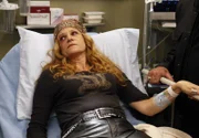 Wird nach einem schrecklichen Unfall ins Seattle Grace Hospital angeliefert: Emily 'Gasoline' Bennett (Dale Dickey) ...