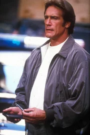 Steve (Barry Van Dyke) erscheint am Tatort. Ein wichtiger Zeuge wurde ermordet.