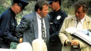 Fielding Chase (William Shatner) wird festgenommen. Lieutenant Columbo (Peter Falk, r.) verdächtigt ihn, den Freund seiner Tochter ermordet zu haben.