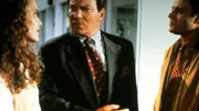 Dem eifersüchtigen Fielding Chase (William Shatner, M.) geht das Interesse des Journalisten Jerry Winters (Jack Laufer) für seine Tochter Victoria (Molly Hagan) entschieden zu weit.