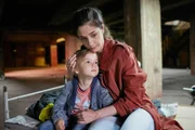 Marina Gerber (Anne Werner) will mit ihrem Sohn Emil fliehen, um den Gangstern zu entkommen.