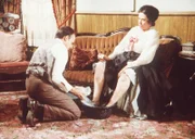 Nels Oleson (Richard Bull, l.) füllt Eisstücke in das Fußbad seiner Frau Harriet (Katherine MacGregor, r.).