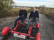 Kapitän Elmar Mühlebach und Schiffsarzt Dr. Winni Koller unternehmen in Newport (Rhode Island, USA) einen Ausflug mit einem Fahrrad auf Schienen.