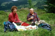 Frau Michaelis (Evelyn Hamann) genießt mit ihrem Nachbar, Herrn Pohl (Wolfgang Wahl), die Wanderung durch den Schwarzwald.