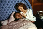 3. Christa Brinkmann (Gaby Dohm) findet, heimgekehrt, ihren Mann (Klausjürgen Wussow) mit einer schweren Grippe im Bett vor.