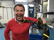 Schlagerstar Patrick Lindner mit einem 9 Pfund schweren Lobster / Hummer in einem Großhandel für die als Delikatesse geltenden Tiere in Boston, Massachusetts (USA).