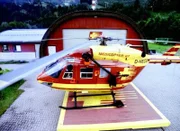 Take Off für "Medicopter 117". Der Rotor läuft auf Hochtouren, Notärzte und Sanitäter geben das Zeichen zum Start. Der Medicopter hebt ab - im schnellen Einsatz zur Rettung von Menschenleben./