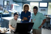 Colleen (Michelle Hurd) und Carlos (Carlos Gomez, re.) lassen sich von Daniel (Jordan Wall) dessen Ermittlungsergebnisse präsentieren.