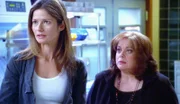 Kein leichter Job: Jordan (Jill Hennessy, l.) muss einer Mutter (Donna Pescow) die Nachricht überbringen, dass ihre Tochter bei einem Autounfall ums Leben kam.