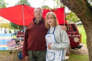 Pat Everett (Mark Williams) und seine Frau Ronnie (Siobhan Redmond) kommen seit über 30 Jahren nach Little Worthy zum Campen. Dem neuen Glamping-Trend stehen sie eher skeptisch gegenüber.