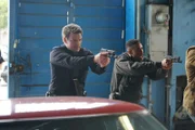 John Nolan (Nathan Fillion, l.) und Jackson West (Titus Makin Jr., r.) stellen die Täter.