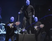 Die Blue Man Group ist überrascht, als plötzlich J.D. bei ihnen auf der Bühne steht ...