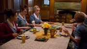 Lucille Anderson (Leonie Elliott), Valerie Dyer (Jennifer Kirby), Trixie Franklin (Helen George) und Phyllis Crane (Linda Bassett)