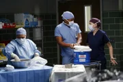 Während einer Operation mit Bailey (Chandra Wilson, l.) und Shane (Gaius Charles, M.) wird Meredith (Ellen Pompeo, r.) von Schwangerschaftshormonen heimgesucht ...