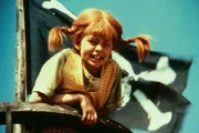 Pippi Langstrumpf (Inger Nilsson) im Ausguck des Seeräuberschiffes, mit dem die Flucht von Taka-Tuka gelingt.