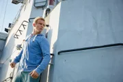 Paul (Daniel Roesner) schleicht sich an Bord des alten Kriegsschiffes...