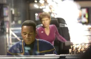 Bei dem Versuch Archer aus den Fängen von Dr. Soong zu befreien, wird die Enterprise attackiert. T'Pol (Jolene Blalock, r.) und Mayweather (Anthony Montgomery, l.) versuchen das Raumschiff in Sicherheit zu bekommen ...