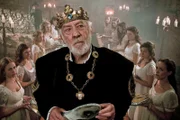 König Karl (Dieter Hallervorden) ist verweifelt: seine zwölf Töchter haben Geheimnisse vor ihm - jeden Morgen sind ihre Schuhe zertanzt.