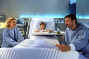 Hans Gruber (Heiko Ruprecht, r.) besucht Jonas (Fabian Elias Huber, m.) im Krankenhaus. Auch Susanne (Natalie O’Hara, l.) sitzt am Bett ihres Sohnes.