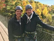 Reiseleiter Moritz und Zweiter Offizier Christian Baumann unternehmen einen Ausflug in den Indian Summer; in einem Canyon sind sie auf einem Klettersteig unterwegs