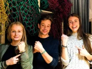 In Hamburg trifft Tobi Maja und ihre Kolleginnen. Die machen aus alten Fischernetzen bunte Armbänder.
