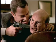 Ross (Neal McDonough, l.), der neue Mafiaboss, bedroht seinen Buchhalter Ian Trainor (James Stephens, r.), da er glaubt, dass er Geld unterschlagen hat.