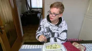Der 14-jährige Fynn lebt mit seiner Mutter in Essen und kann sich die Fahrt zu seinem Vater nicht leisten. Dieser wohnt 300 Kilometer von ihm entfernt.