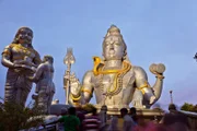 Riesige Statue von Lord Shiva, Murudeshwar-Tempel, in der Abenddämmerung, Murudeshwar, Karnataka, Indien