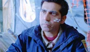 Nach einem Flugzeugabsturz macht Bug (Ravi Kapoor) sich große Sorgen: Wird er seine Familie jemals wiedersehen?