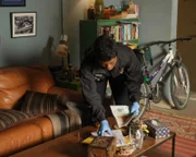 Talia Bishop (Afton Williamson) durchsucht die Wohnung des Verdächtigen.