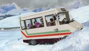 Trevor verliert die Kontrolle über den Bus und fährt auf einen Schneehügel zu.