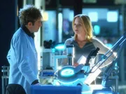 Endlich erhalten Greg (Eric Szmanda) und Catherine (Marg Helgenberger) die Laborergebnisse: Auf dem Messer sind Reste eines roten Nagellacks gefunden worden. Ist der Täter eine Frau?