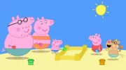 Heute besuchen Peppa (re.) und ihre Familie den Strand. Peppa zeigt Mama, Papa und Schorsch (li.), wie toll sie Sandburgen bauen kann. Zusammen mit all ihren Freunden bauen sie eine große Sandburg.  +++