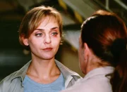 Mona (Anja Beatrice Kaul, li.) kehrt nach ihrer erfolgreichen Augenoperation nach Reutlitz zurück. Ihr 'neues' Auge sieht täuschend echt aus (re. Katy Karrenbauer).