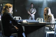 Catherine (Marg Helgenberger, l.) vernimmt Nora (Evan Rachel Wood), die Tochter des Verdächtigen Daniel Easton, die in ihren eigenen Vater verliebt ist. Hat sie ihre Mutter aus Eifersucht getötet?