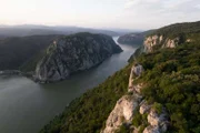 Die Schlucht des Eisernen Tors, einer der imposantesten Flussdurchbrüche Europas an der Grenze zwischen Rumänien und Serbien.