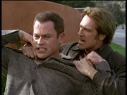 Steve (Barry Van Dyke, r.) setzt den neuen Mafiaboss Ross (Neal McDonough, l.) unter Druck, um Beweise zu finden, dass sein Vater hereingelegt wurde.