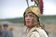 Alexander (David Schütter) mit seinem Markenzeichen, dem Löwenhelm. Er weist den jungen Eroberer als Nachfahre des Halbgottes Herakles aus.