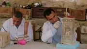 Kanopen (rechts im Bild) sind Gefäße, in denen bei der Mumifizierung die Eingeweide separat vom Leichnam beigesetzt wurden.