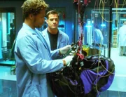 Nick (George Eads, r.) und Warrick (Gary Dourdan) entdecken, dass sich jemand am Equipment des abgestürzten Gleitschirmfliegers zu schaffen gemacht hat.