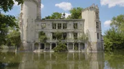 Das Schloss De La Mothe-Chandeniers wird auf das 13. Jahrhundert datiert. Im Besitz von Francois de Rochechouart wurden dort zahlreiche Gäste zu extravaganten Feierlichkeiten empfangen.