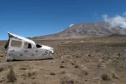 Flugzeugwrack vor dem Kilimandscharo.