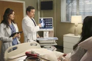 Dr. Alex Karev (Justin Chambers, r.) und Dr. Jo Wilson (Camilla Luddington, l.) kämpfen täglich für ihre Patienten um Leben und Tod. Diesmal geht es um ein Baby, das unbedingt eine OP braucht. Nur die Eltern wollen sich so gar nicht zu einer Entscheidung aufraffen ...