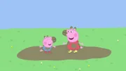 Peppa (re.) und Schorsch haben einen riesen Spaß im Schlamm.