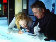 Im Schaft eines Messers finden Catherine (Marg Helgenberger) und Gil (William Petersen) den gleichen vulkanischen Sand wie am Tatort. Ein weiteres Indiz?