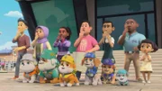 Hinter: Mayor Greatway (3.v.l.), Café Carl (m.), Grocer Gabriel (3.v.r.), Shopkeeper Shelley (2.v.r). Vorne, v.li.: Auntie Crane, Grandpa Gravel, Rubble, Wheeler, Mix, Motor.