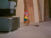 Anfangs ärgert sich Pumuckl über die Maus, die seine Kekse anknabbert. Doch während Meister Eder eine Mausefalle einkauft, freundet sich der Pumuckl mit ihr an.