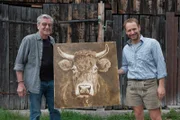 Werner Härtl aus Reichersbeuren setzt auf Nachhaltigkeit: Er malt mit Kuhdung.